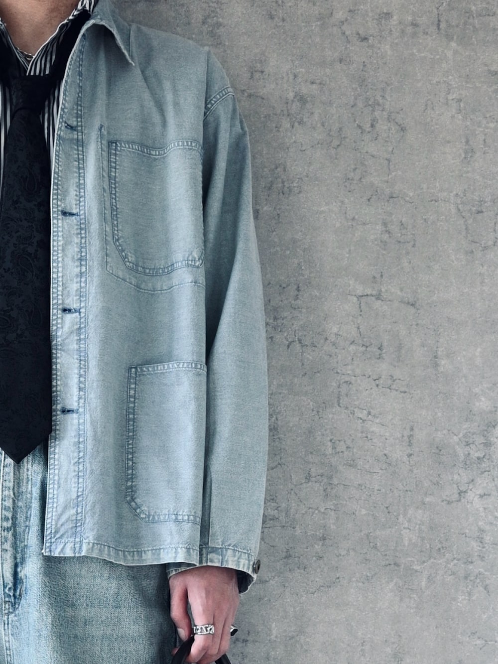 ブルー系のシャツ/ブラウス、ブラウン系のショルダーバッグ、ブラック系のネクタイを着用したメンズの春コーディネートの3枚目の写真