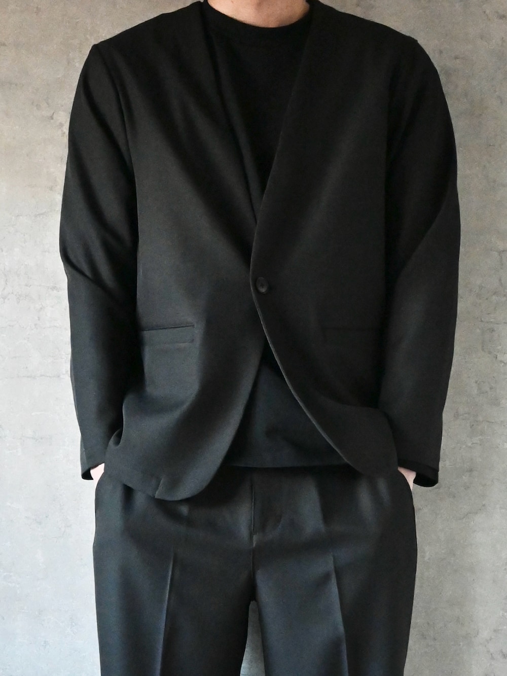 ブラック系のセットアップを着用したメンズの冬コーディネートの2枚目の写真