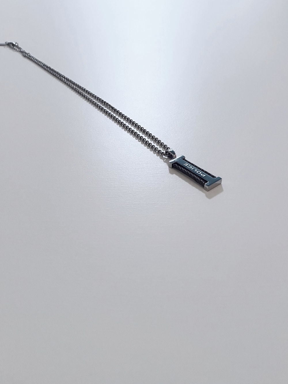 ブルー系のTシャツ/カットソー、ブルー系のデニムパンツ、シルバー系のネックレスを着用したメンズの夏コーディネートの3枚目の写真