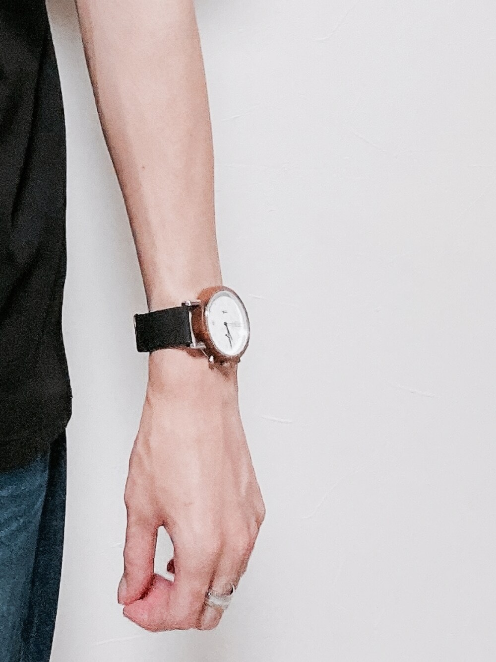 ブルー系のデニムパンツ、ブラック系のTシャツ/カットソー、ブラック系のスニーカーを着用したメンズの夏コーディネートの3枚目の写真