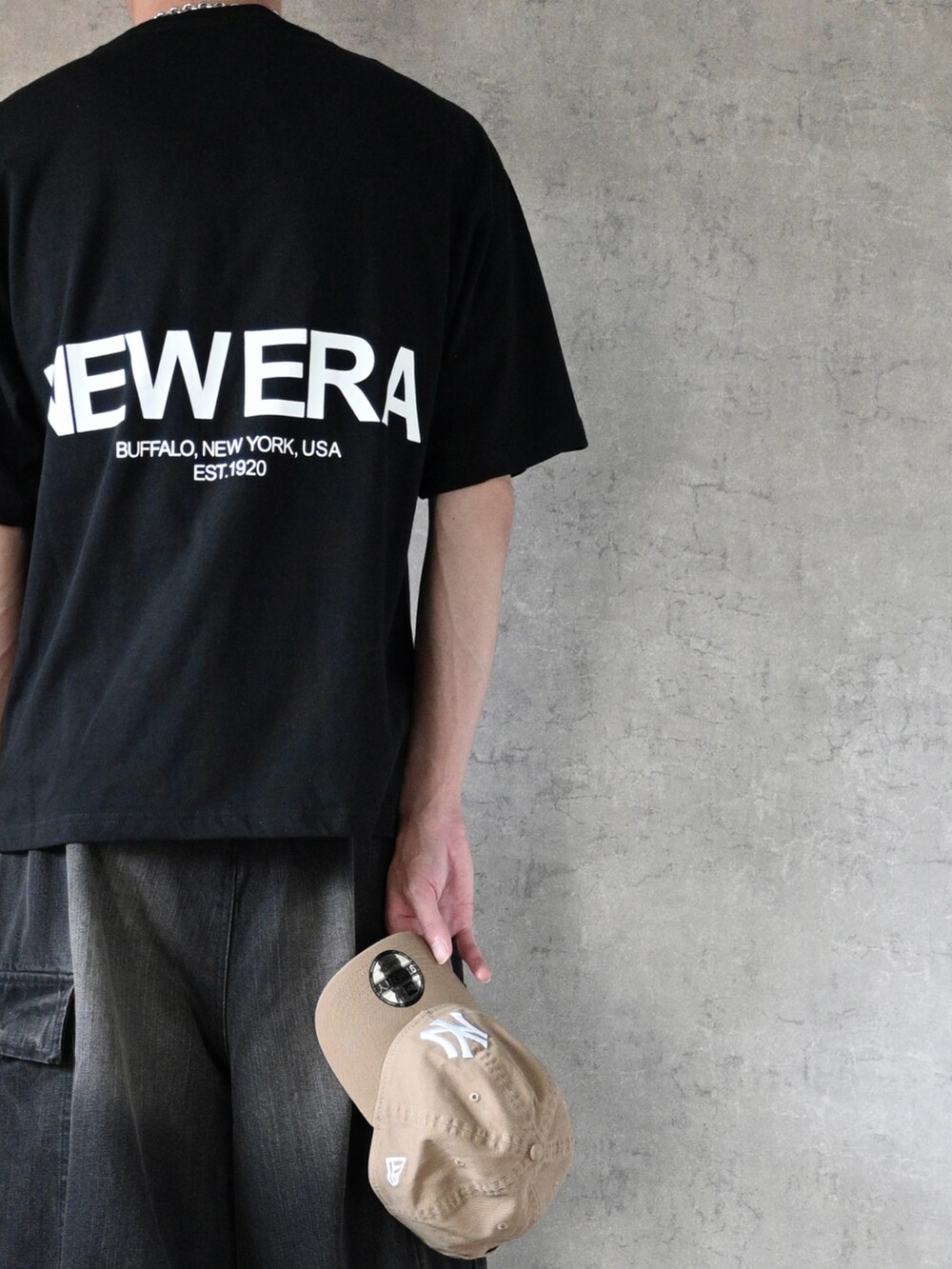 ブラック系のTシャツ/カットソー、ブラック系のカーゴパンツ、ブラック系のスニーカーを着用したメンズの夏コーディネートの2枚目の写真