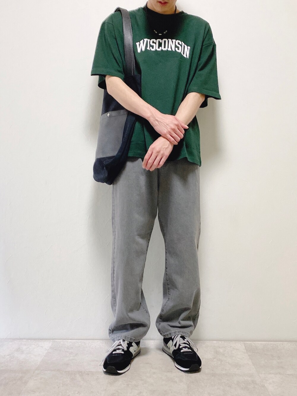 「カジュアル、ラフコーデ、PR、Tシャツ、グリーン」｜「WEGOのWEGO/ヘビーウエイト ユニバーサルカレッジBIGT（Tシャツ/カットソー、グリーン系）」を使った、ちょびさん（メンズ・184cm）の春コーディネートの3枚目の写真