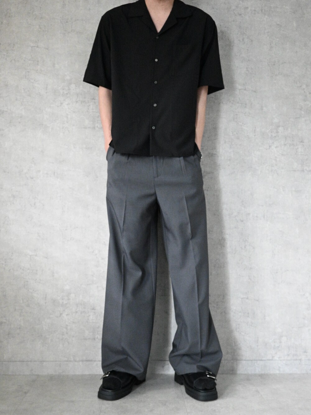 ブラック系のシャツ/ブラウス、グレー系のデニムパンツ、ブラック系のサンダルを着用したメンズの夏コーディネートの2枚目の写真