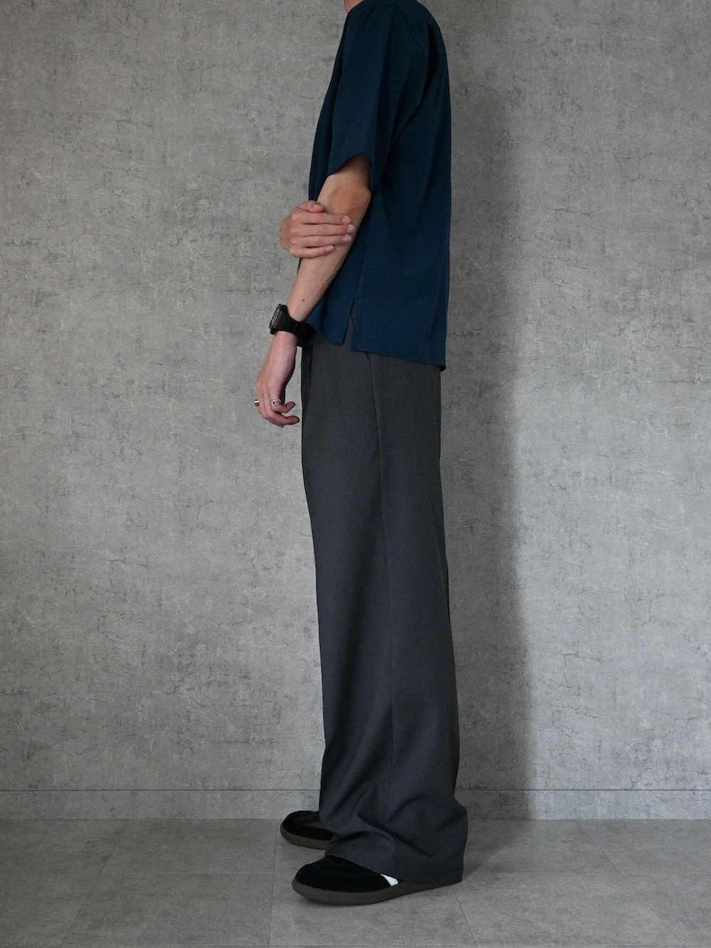 ブラック系のデニムパンツ、グレー系のデニムパンツ、ホワイト系のジャージを着用したメンズの秋コーディネートの2枚目の写真