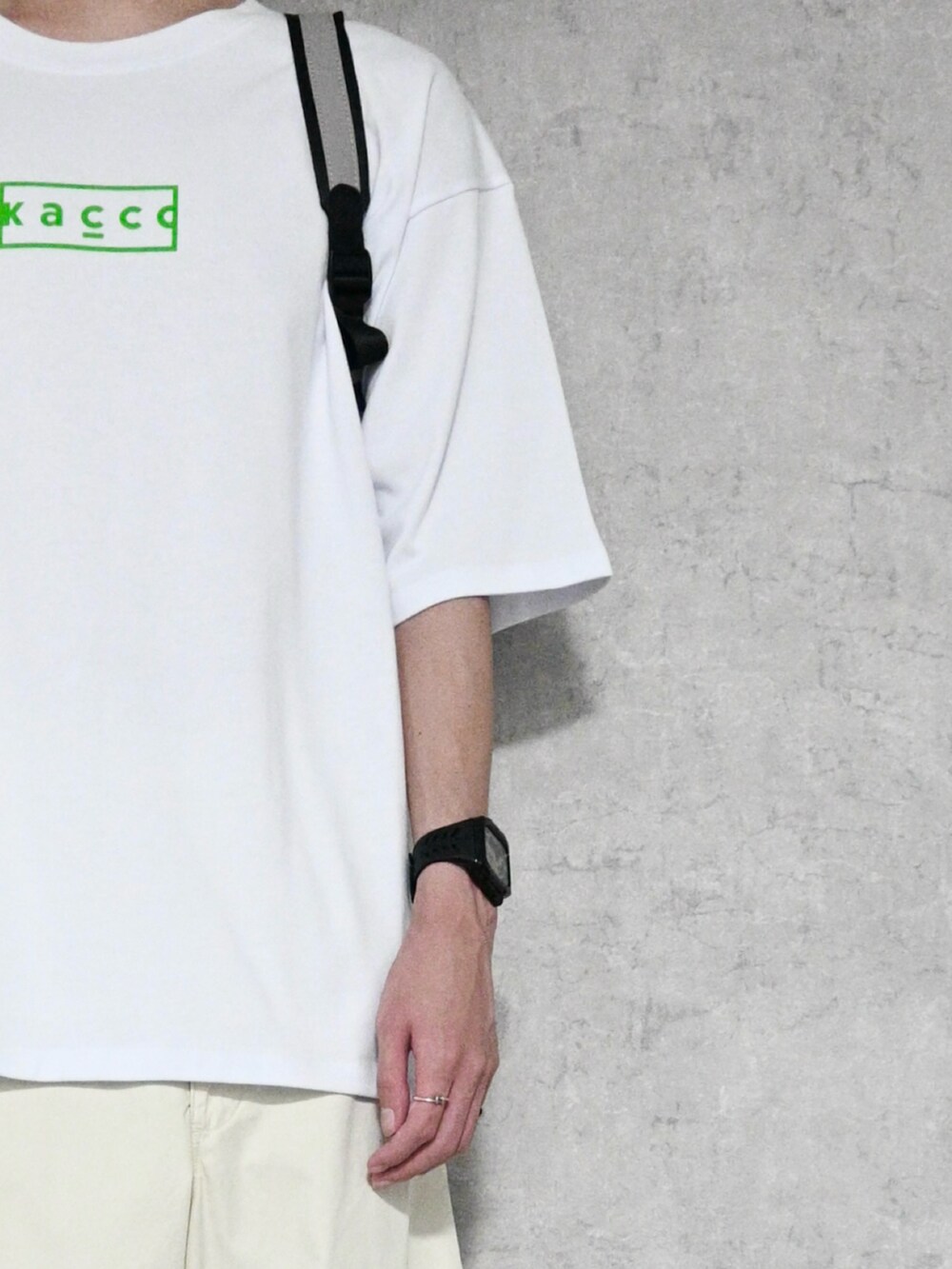 ホワイト系のTシャツ/カットソー、ホワイト系のカーゴパンツ、ホワイト系のスニーカーを着用したメンズの夏コーディネートの2枚目の写真