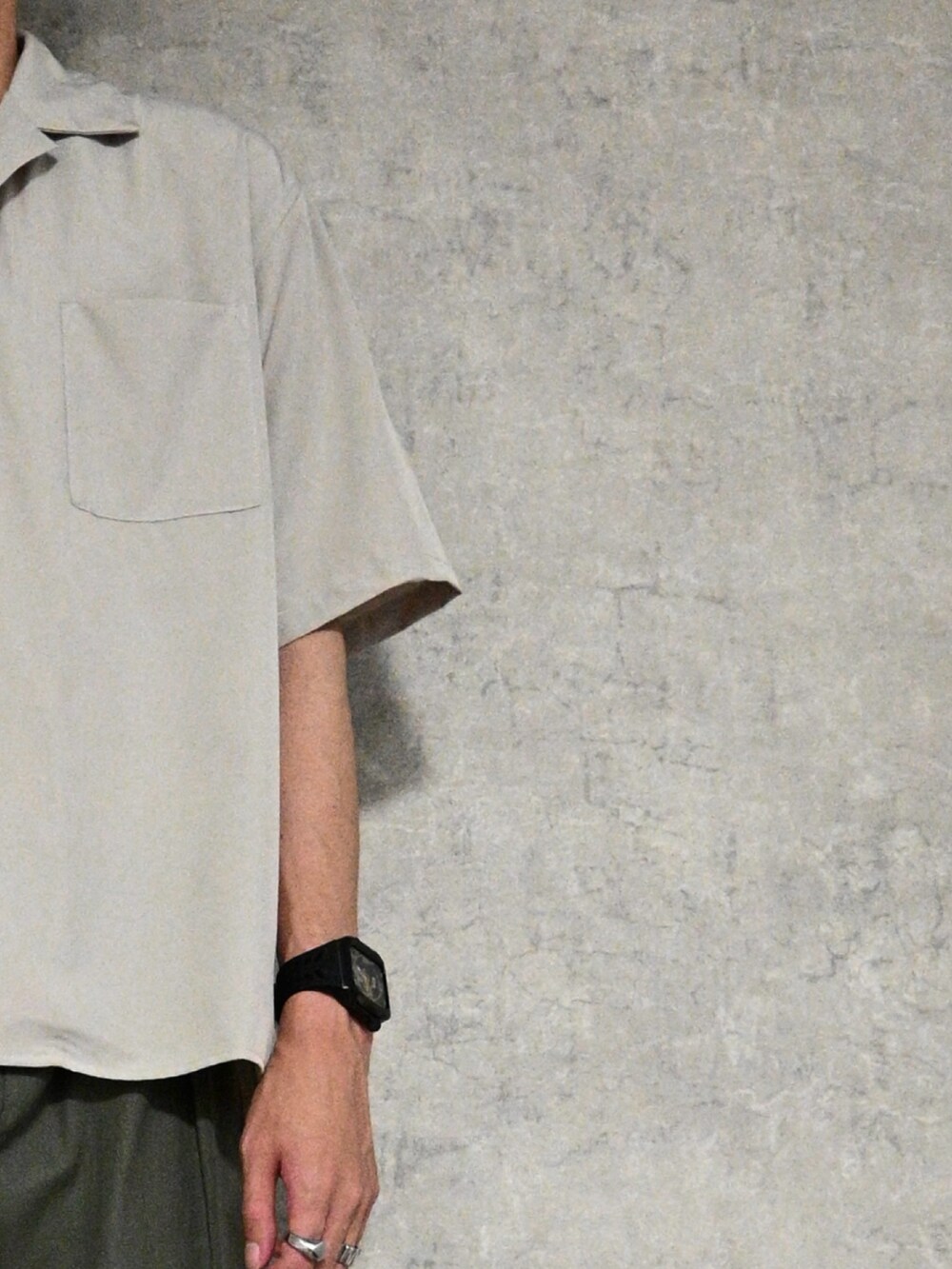 ベージュ系のシャツ/ブラウス、グリーン系のその他パンツ、ホワイト系のタンクトップを着用したメンズの春コーディネートの2枚目の写真