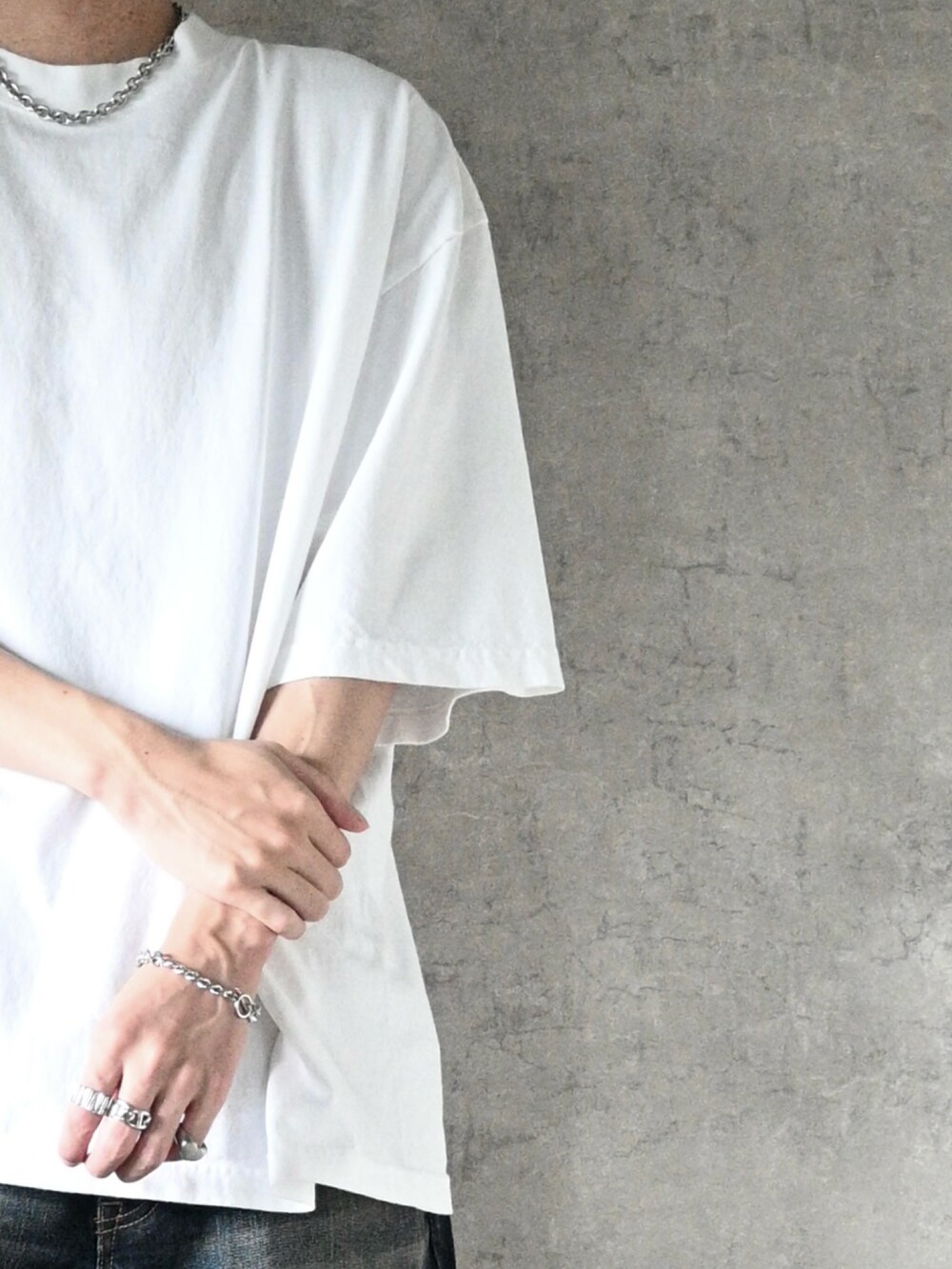 ホワイト系のTシャツ/カットソー、ブルー系のデニムパンツ、ブラック系のショルダーバッグを着用したメンズの夏コーディネートの2枚目の写真