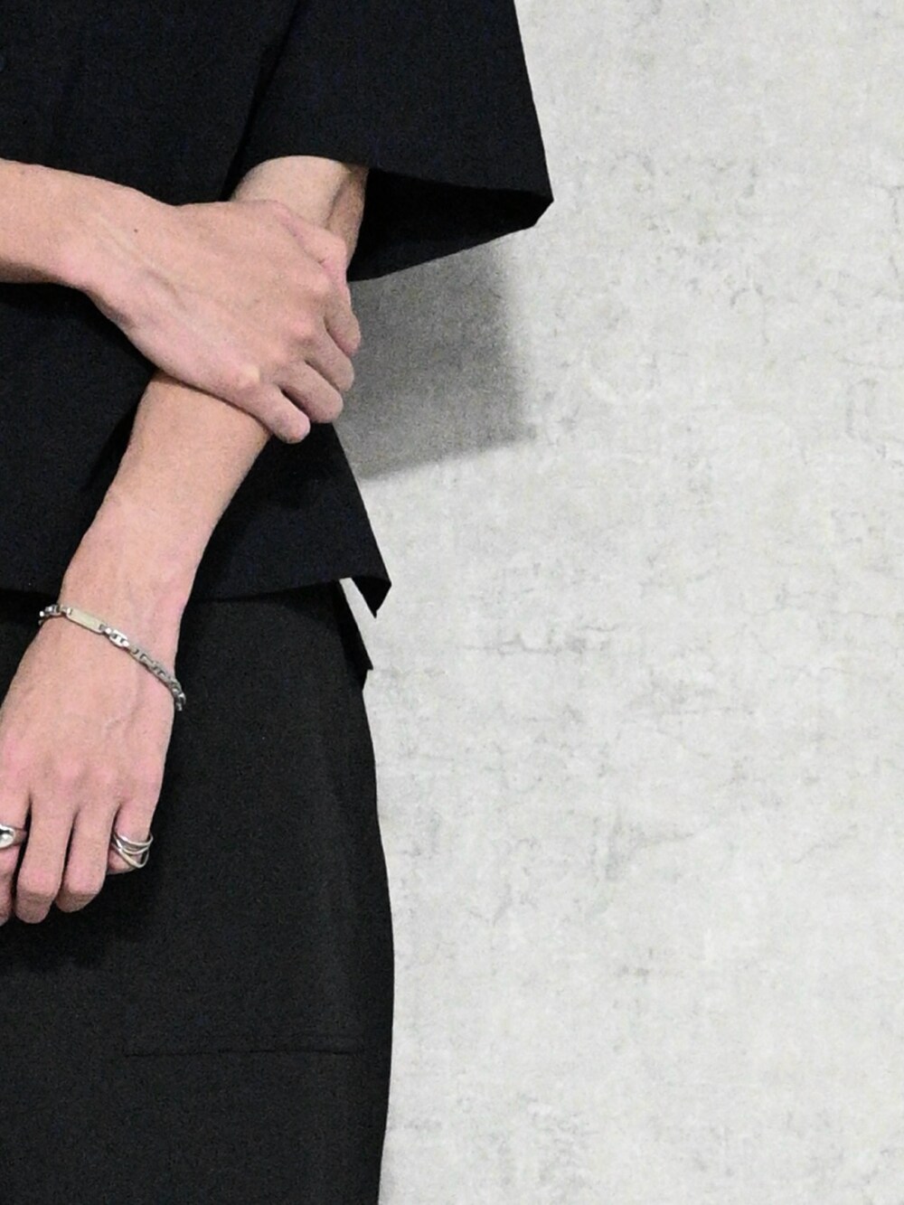 ブラック系のサンダル、ブラック系のシャツ/ブラウス、ブラック系のパンツを着用したメンズの夏コーディネートの2枚目の写真