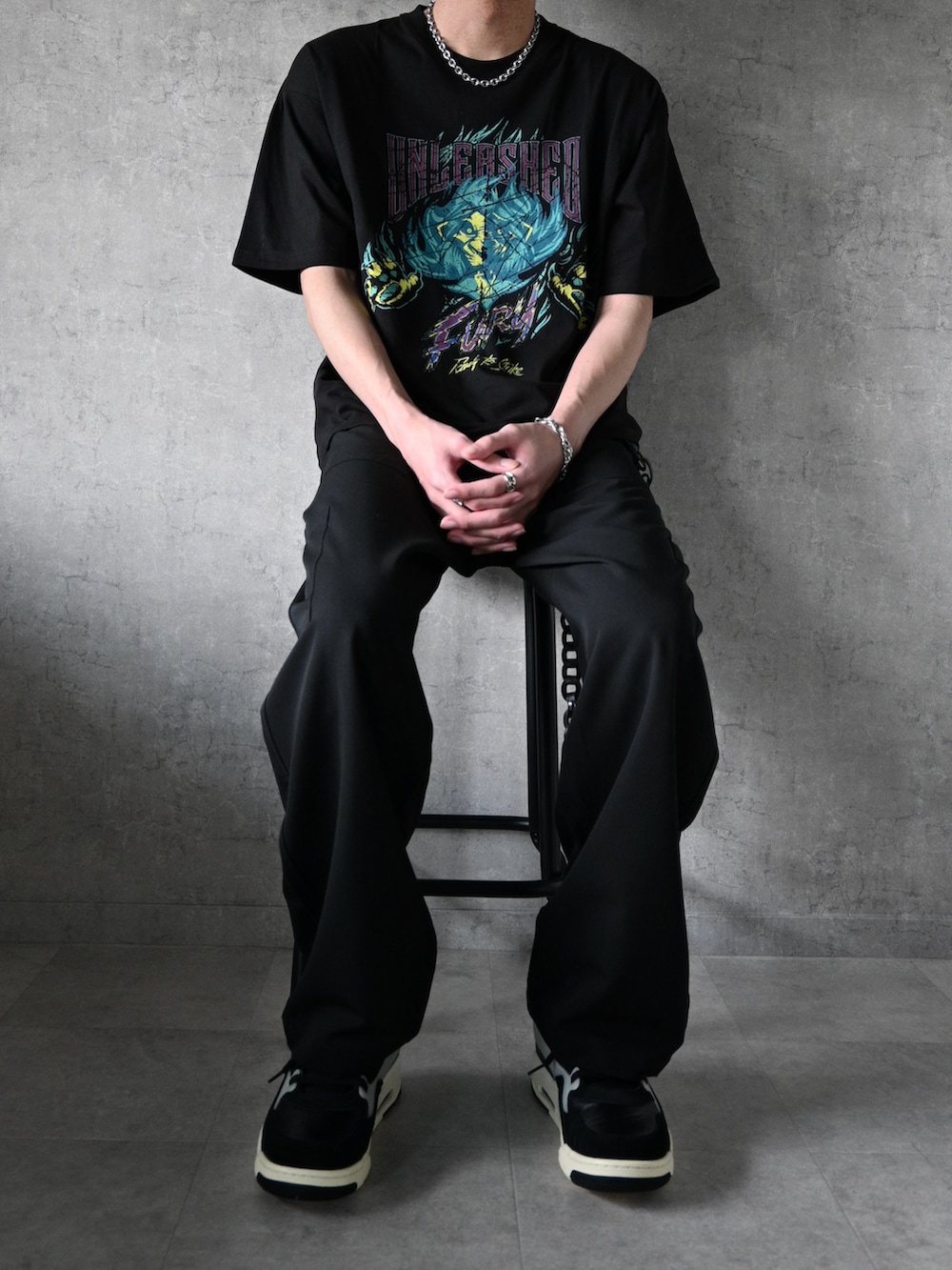 グレー系のTシャツ/カットソー、ブラック系のTシャツ/カットソー、グレー系のTシャツ/カットソーを着用したメンズの夏コーディネートの2枚目の写真