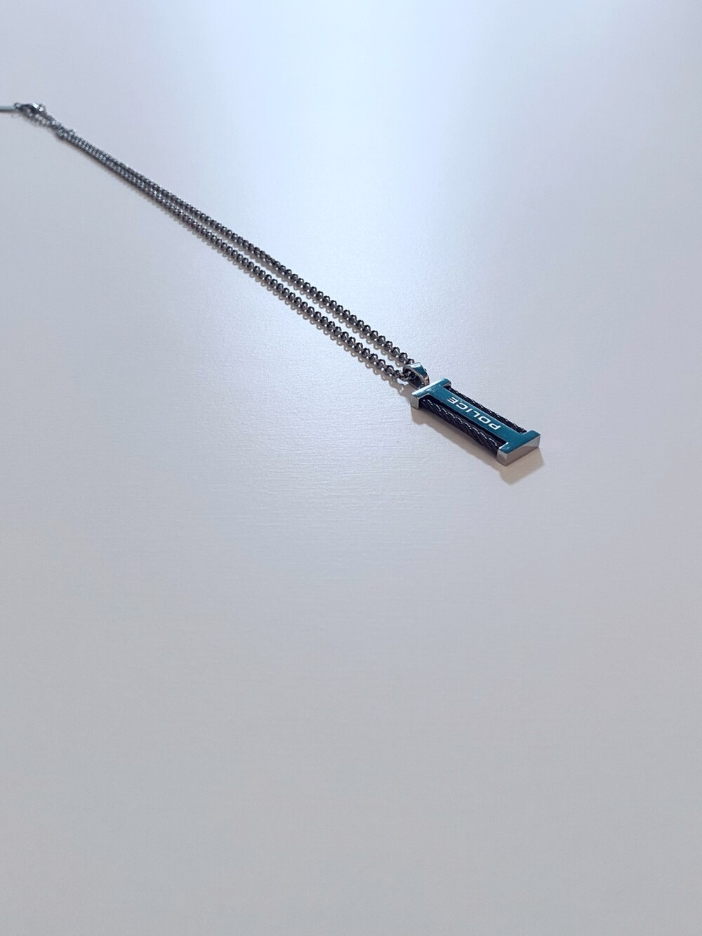 ベージュ系のTシャツ/カットソー、ブルー系のデニムパンツ、グレー系のスニーカーを着用したメンズの夏コーディネートの2枚目の写真