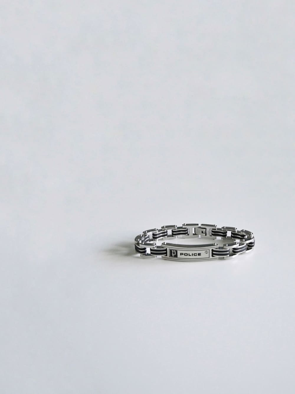 ブラック系のTシャツ/カットソー、ブルー系のデニムパンツ、シルバー系のブレスレットを着用したメンズの夏コーディネートの3枚目の写真