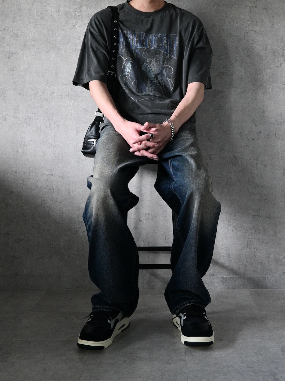 グレー系のTシャツ/カットソー、ブラック系のTシャツ/カットソー、グレー系のTシャツ/カットソーを着用したメンズの夏コーディネートの3枚目の写真