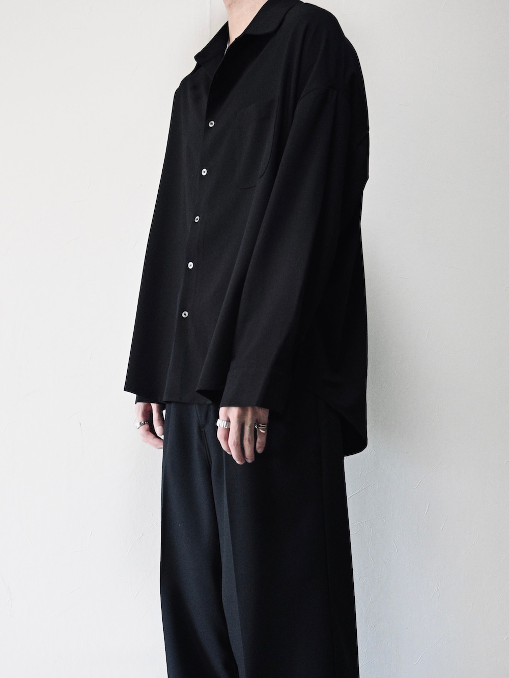 ブラック系のシャツ/ブラウス、ブラック系のスラックス、シルバー系のネックレスを着用したメンズの秋コーディネートの2枚目の写真