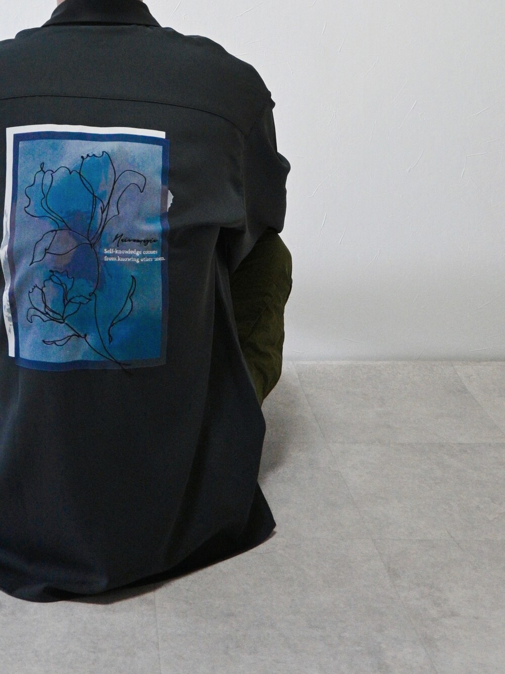 グレー系のシャツ/ブラウス、グリーン系のカーゴパンツを着用したメンズの夏コーディネートの2枚目の写真