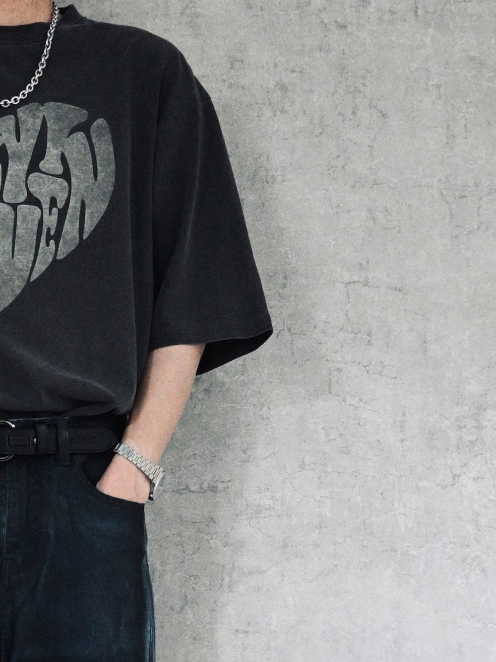 ブラック系のTシャツ/カットソー、ブラック系のバックパック/リュック、ブラック系のデニムパンツを着用したメンズの春コーディネートの2枚目の写真