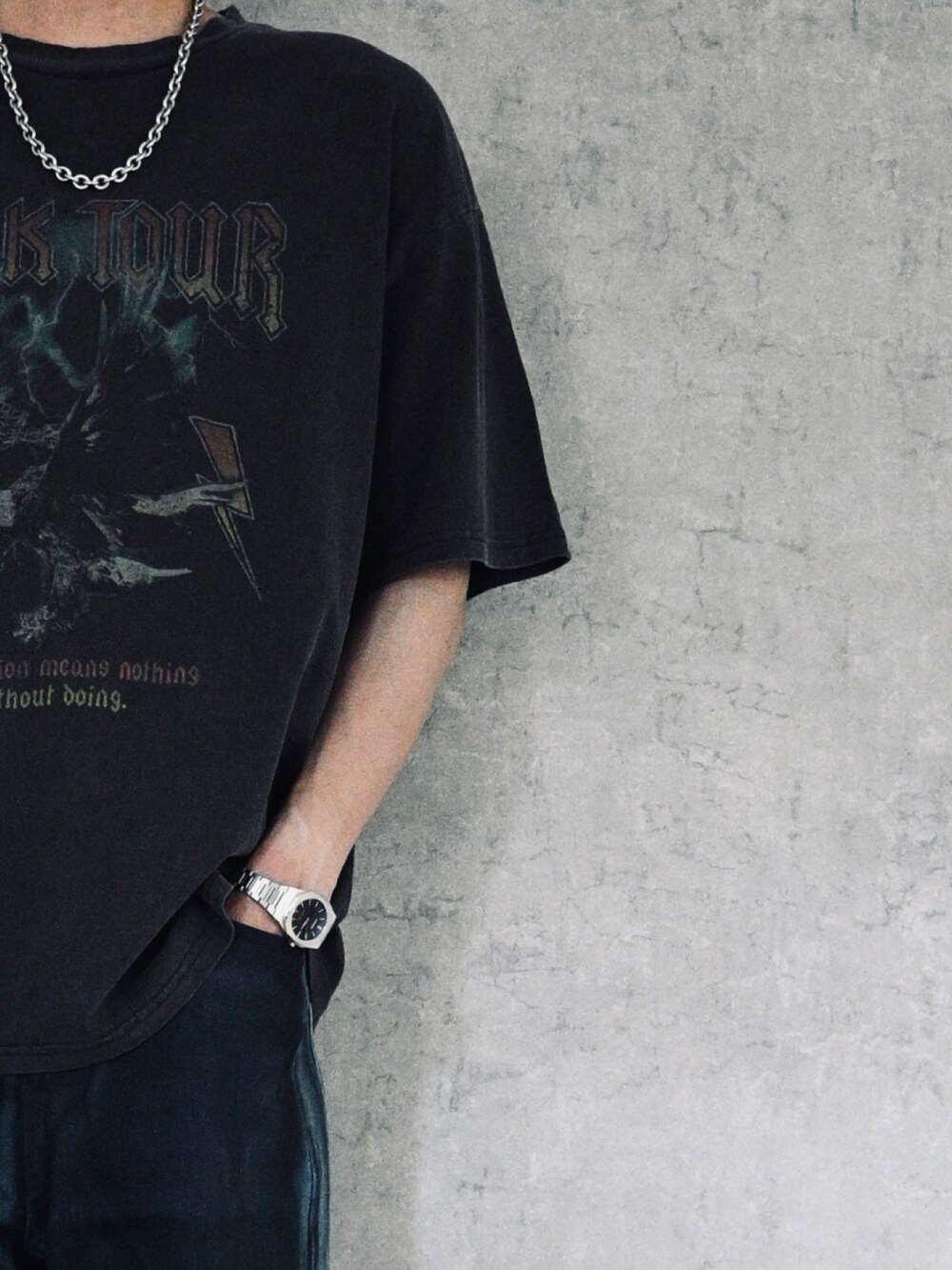 グレー系のTシャツ/カットソー、ブラック系のデニムパンツ、ブラック系のハンドバッグを着用したメンズの春コーディネートの2枚目の写真