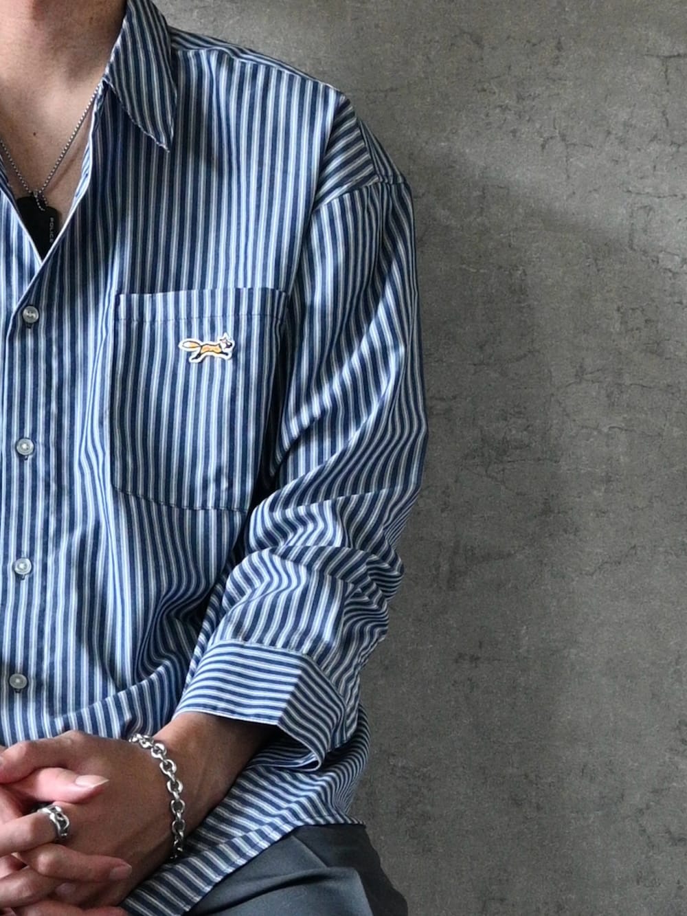 ブルー系のシャツ/ブラウス、ブラック系のデニムパンツ、ブラック系のローファーを着用したメンズの秋コーディネートの2枚目の写真