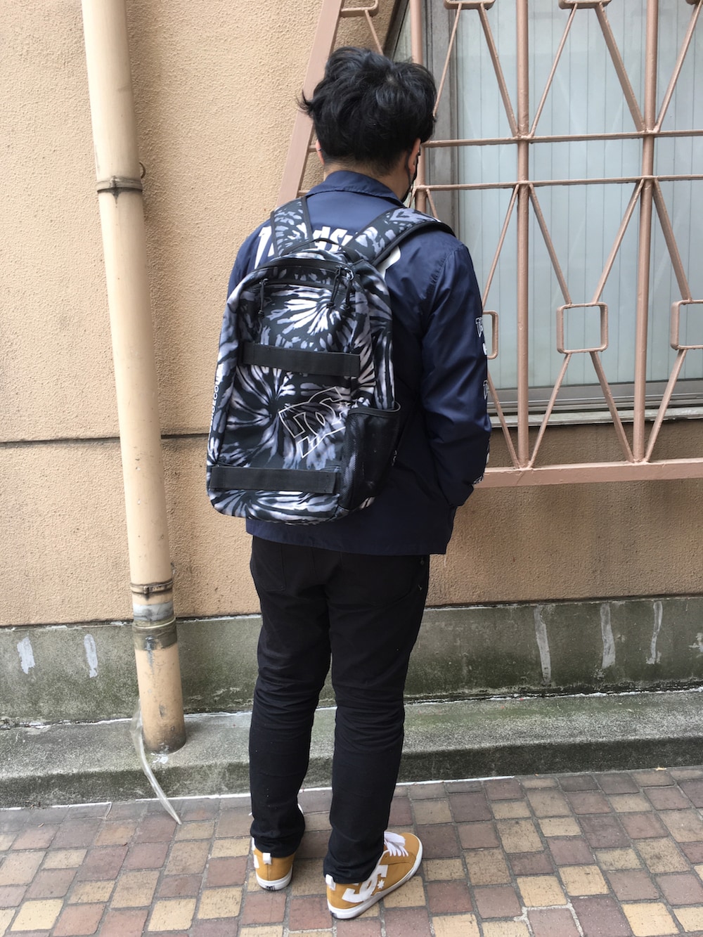 ブラック系のシャツ/ブラウス、ブルー系のナイロンジャケット、ブラック系のその他パンツを着用したメンズの春コーディネートの2枚目の写真