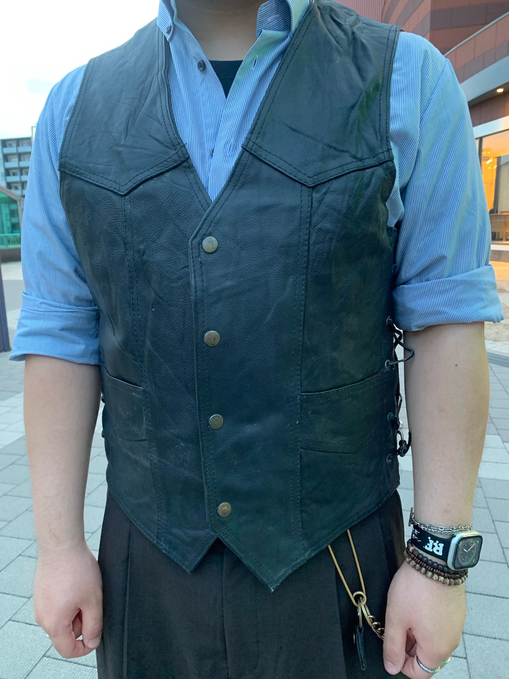 ブラック系のスーツベスト、ブラウン系のスラックス、ブラウン系のブーツを着用したメンズの夏コーディネートの2枚目の写真