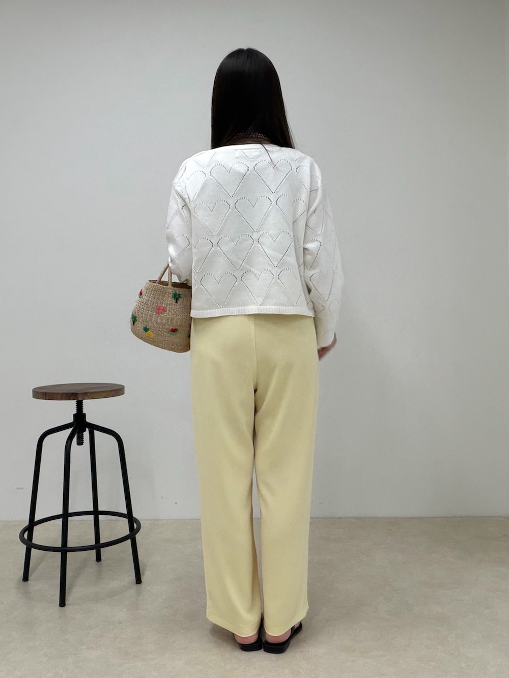 ホワイト系のニット/セーター、イエロー系のその他パンツ、ベージュ系のかごバッグを着用したレディースの春コーディネートの3枚目の写真