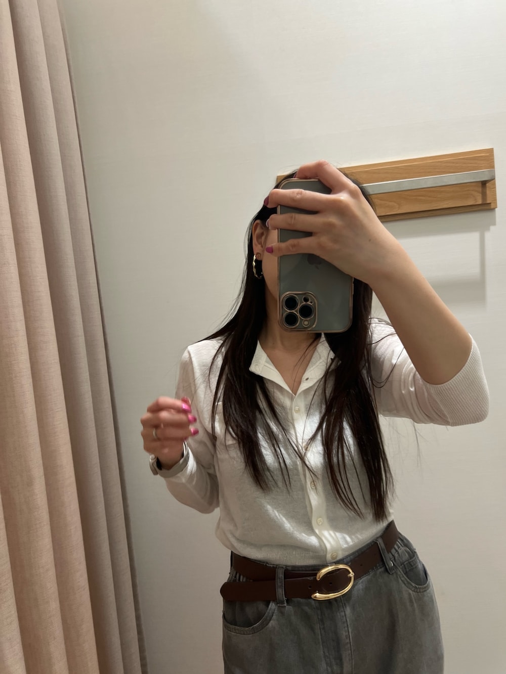 ホワイト系のカーディガン/ボレロ、ベージュ系のデニムパンツ、ブラウン系のベルトを着用したレディースの夏コーディネートの3枚目の写真