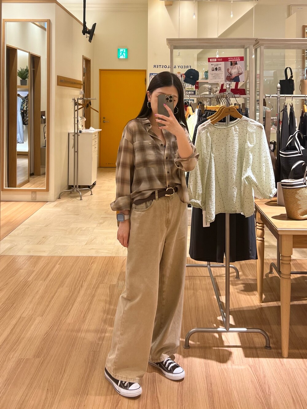 ベージュ系のデニムパンツ、ベージュ系のシャツ/ブラウス、ブラウン系のベルトを着用したレディースの夏コーディネートの5枚目の写真