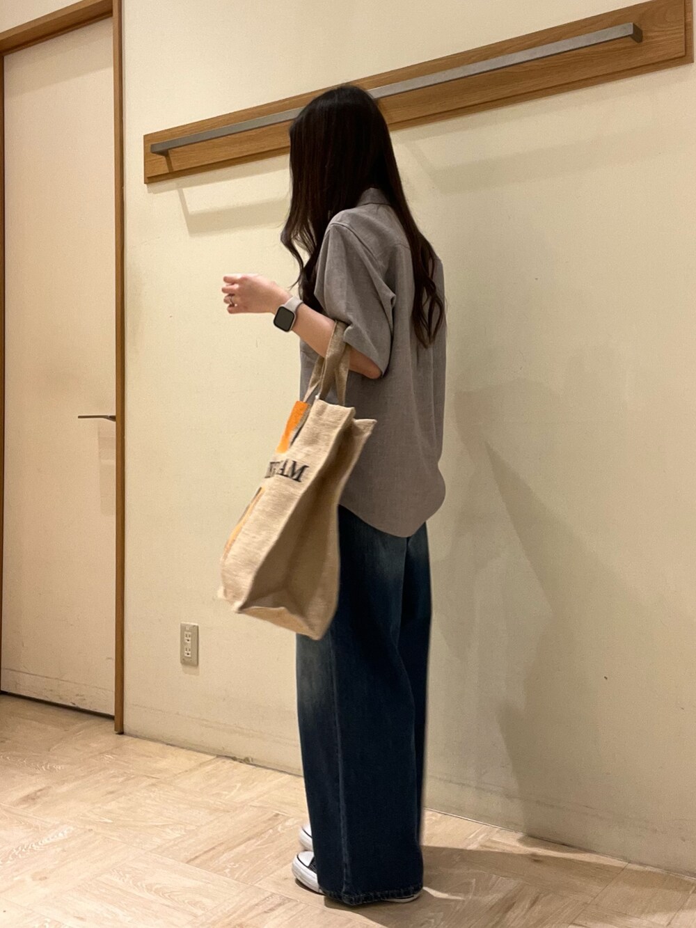 ベージュ系のシャツ/ブラウス、ブルー系のデニムパンツ、ブラック系のトートバッグを着用したレディースの夏コーディネートの4枚目の写真