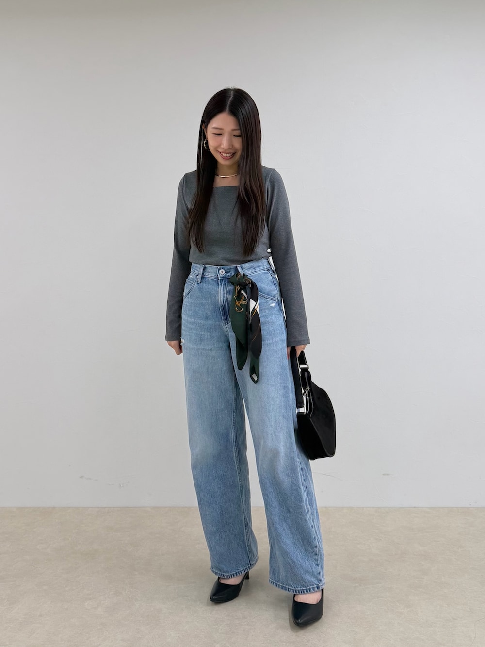 グレー系のTシャツ/カットソー、グリーン系のバンダナ/スカーフを着用したレディースの秋コーディネートの2枚目の写真