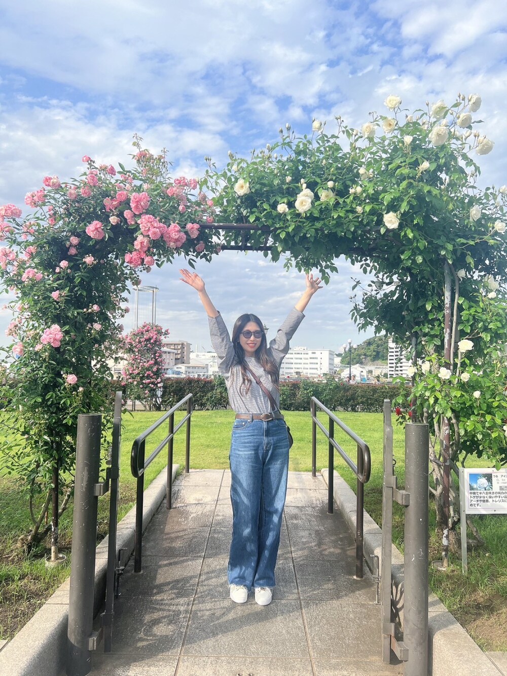 ホワイト系のTシャツ/カットソー、ブルー系のデニムパンツを着用したレディースの春コーディネートの3枚目の写真