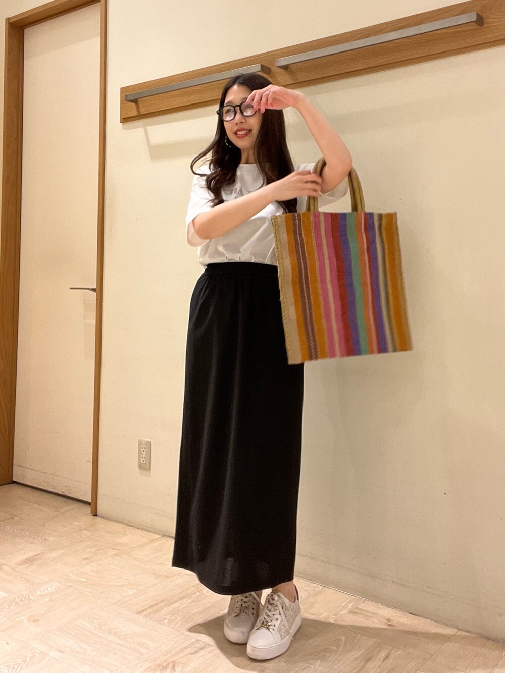 その他のトートバッグ、ホワイト系のTシャツ/カットソー、ブラック系のスカートを着用したレディースの春コーディネートの2枚目の写真