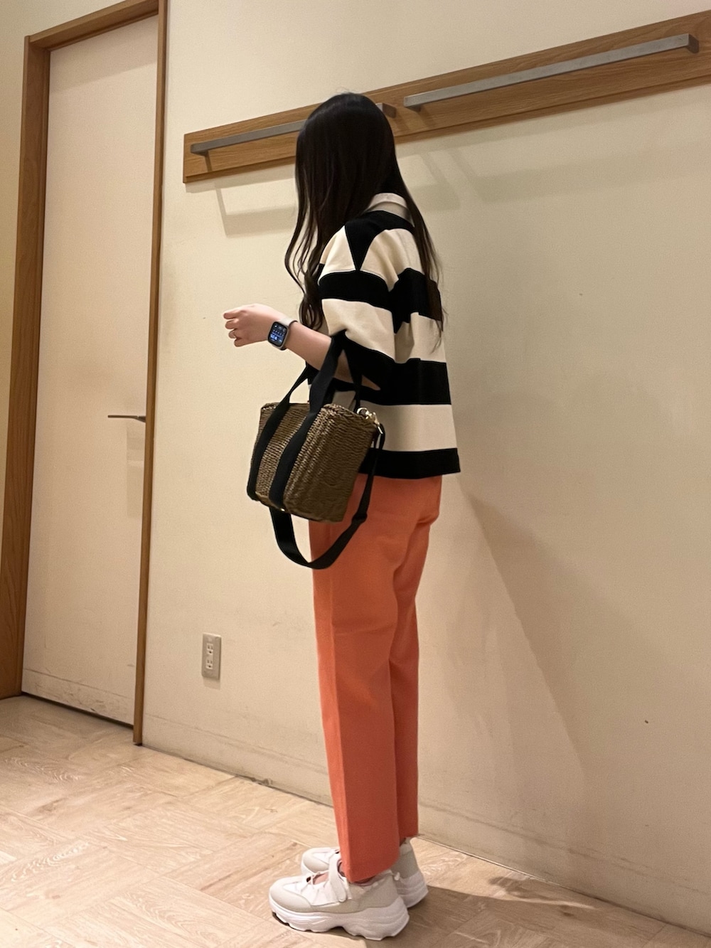 グレー系のTシャツ/カットソー、ピンク系のその他パンツ、ホワイト系のスニーカーを着用したレディースの夏コーディネートの6枚目の写真