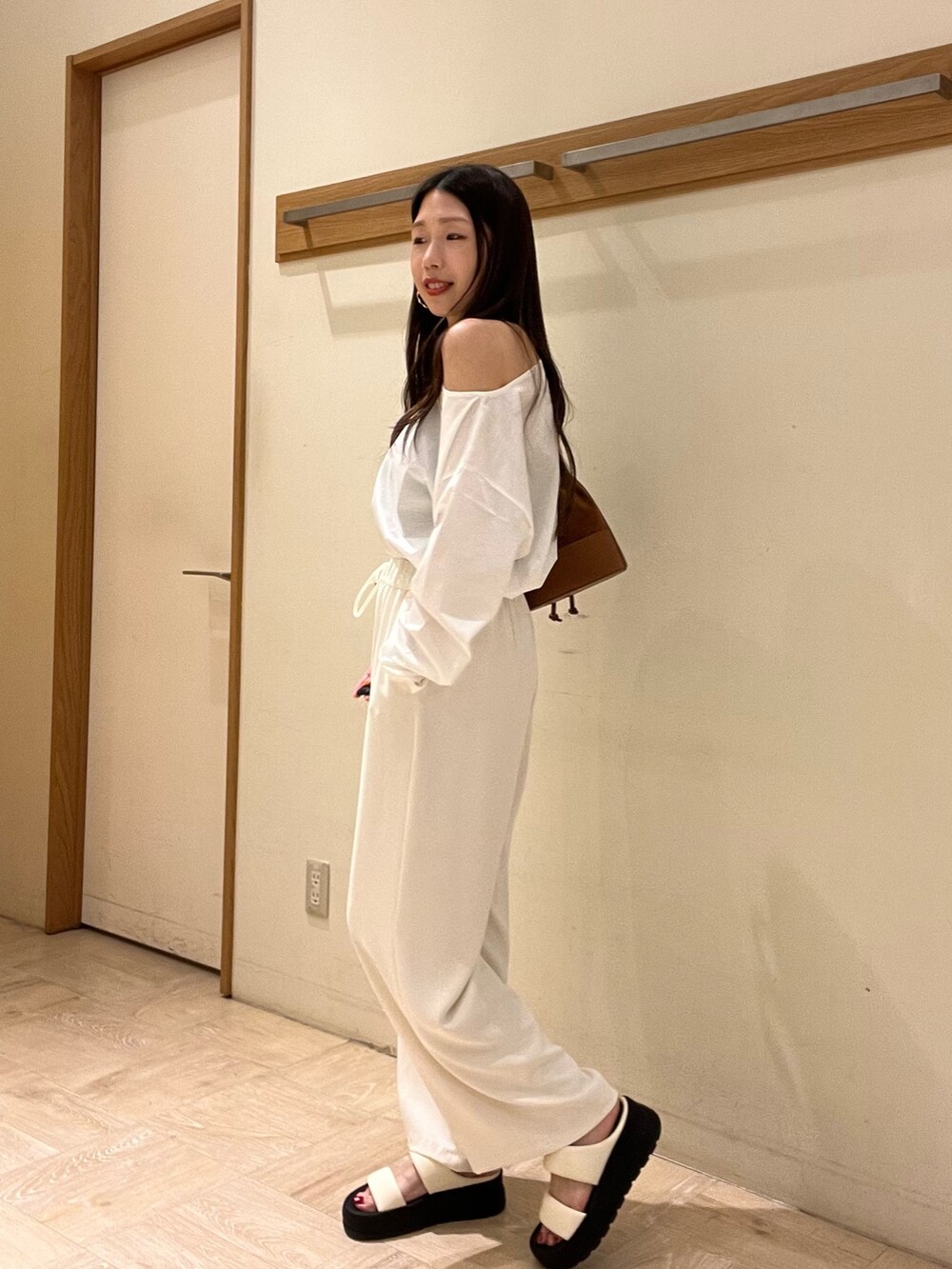 ホワイト系のTシャツ/カットソー、ホワイト系のその他パンツ、ブラウン系のショルダーバッグを着用したレディースの春コーディネートの3枚目の写真
