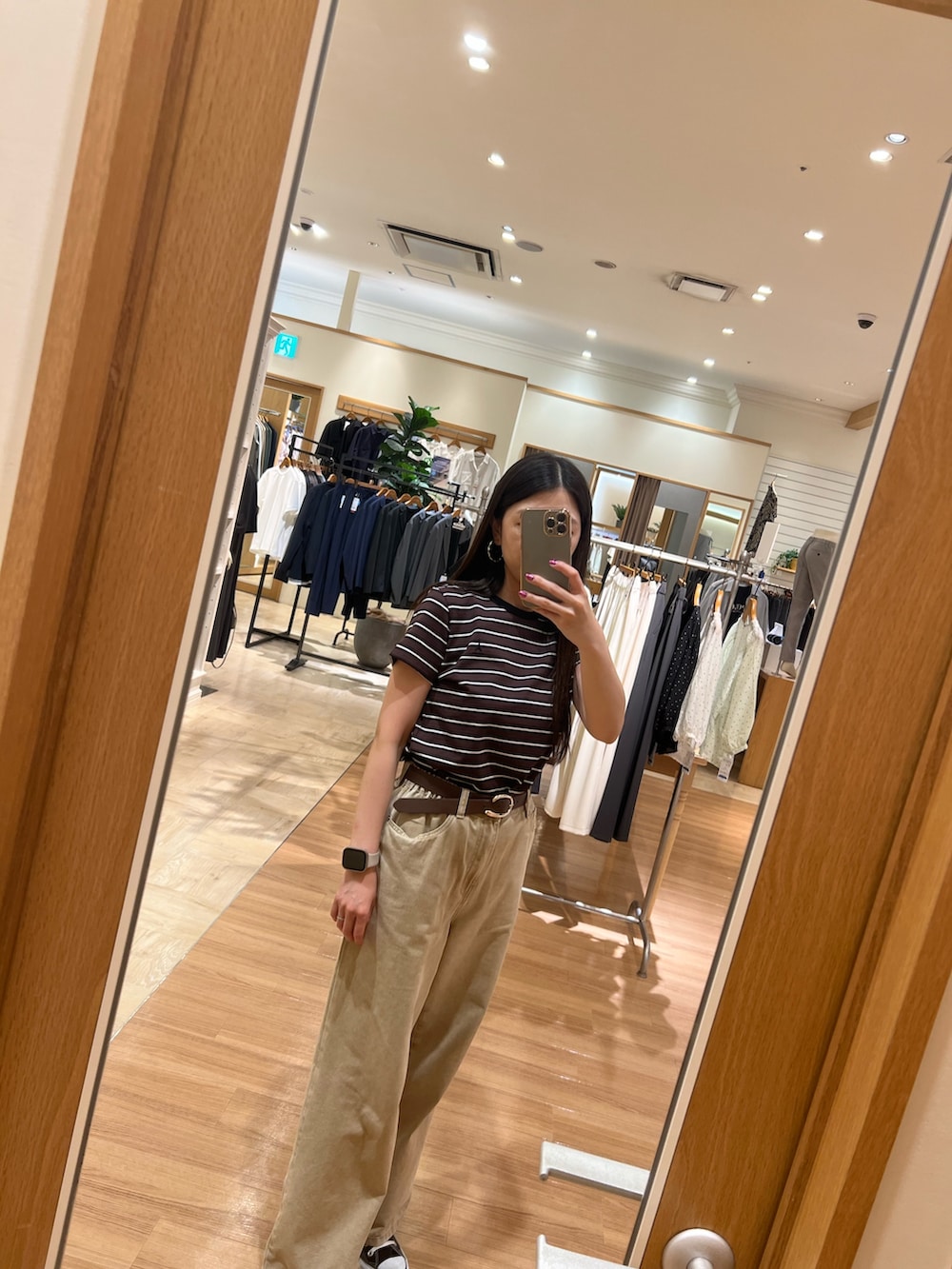 ベージュ系のTシャツ/カットソー、ベージュ系のデニムパンツ、ブラウン系のベルトを着用したレディースの夏コーディネートの8枚目の写真