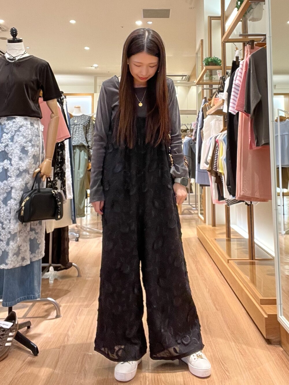 ブラウン系のTシャツ/カットソー、ブラック系のサロペット/オーバーオール、ブラウン系のショルダーバッグを着用したレディースの秋コーディネートの7枚目の写真