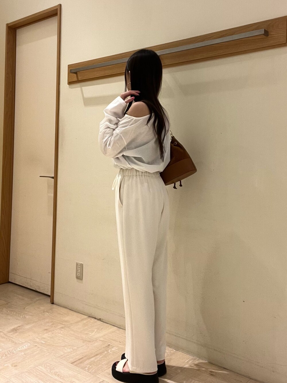 ホワイト系のTシャツ/カットソー、ホワイト系のその他パンツ、ブラウン系のショルダーバッグを着用したレディースの春コーディネートの6枚目の写真