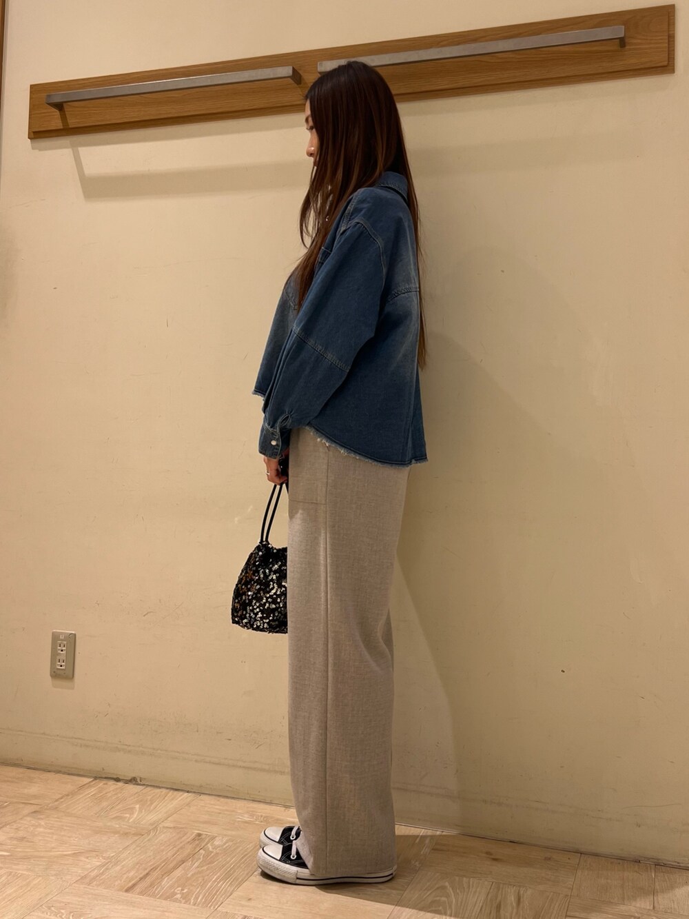 ベージュ系のその他パンツ、ブルー系のシャツ/ブラウス、ブラック系のショルダーバッグを着用したレディースの冬コーディネートの3枚目の写真