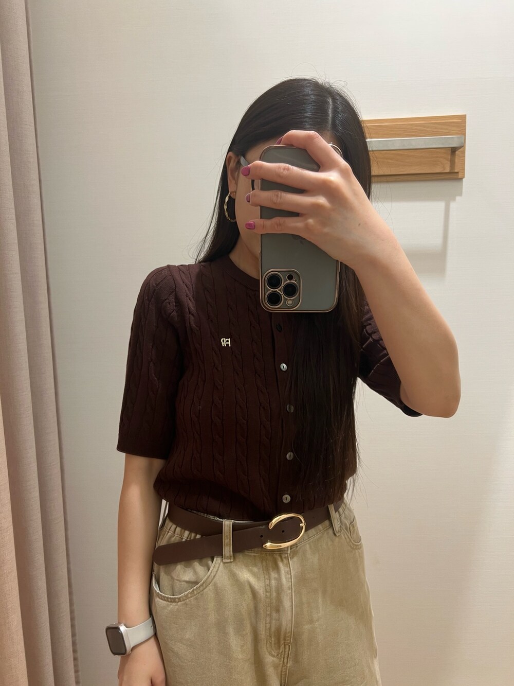 ベージュ系のデニムパンツ、ブラウン系のカーディガン/ボレロ、ブラウン系のベルトを着用したレディースの夏コーディネートの2枚目の写真