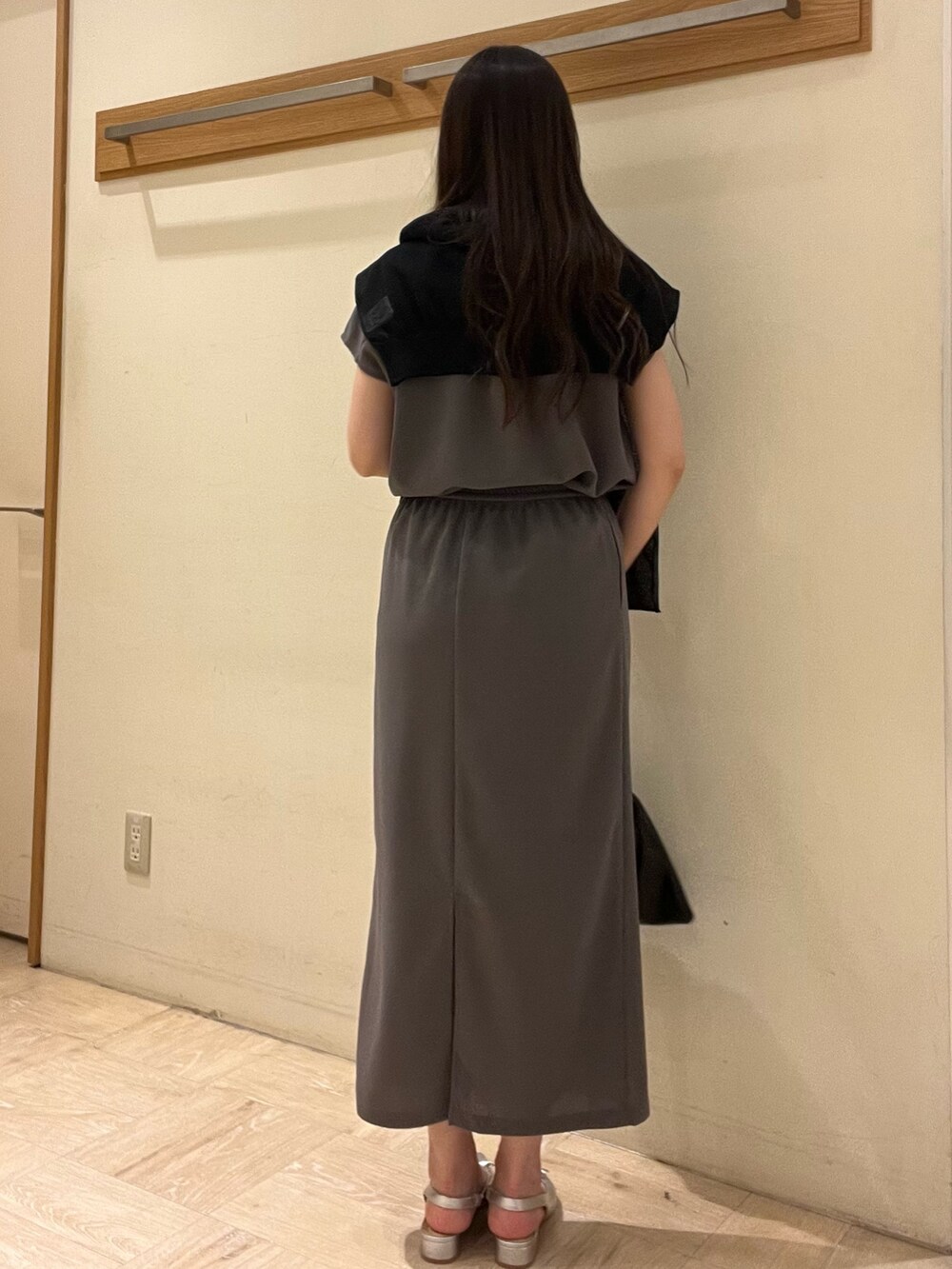 グレー系のシャツ/ブラウス、グレー系のスカート、ホワイト系のショルダーバッグを着用したレディースの夏コーディネートの4枚目の写真