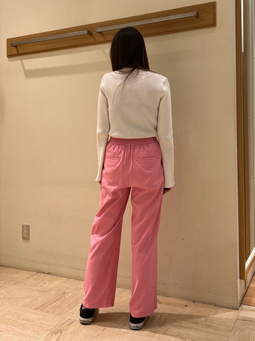 ピンク系のその他パンツ、ホワイト系のニット/セーターを着用したレディースの春コーディネートの3枚目の写真