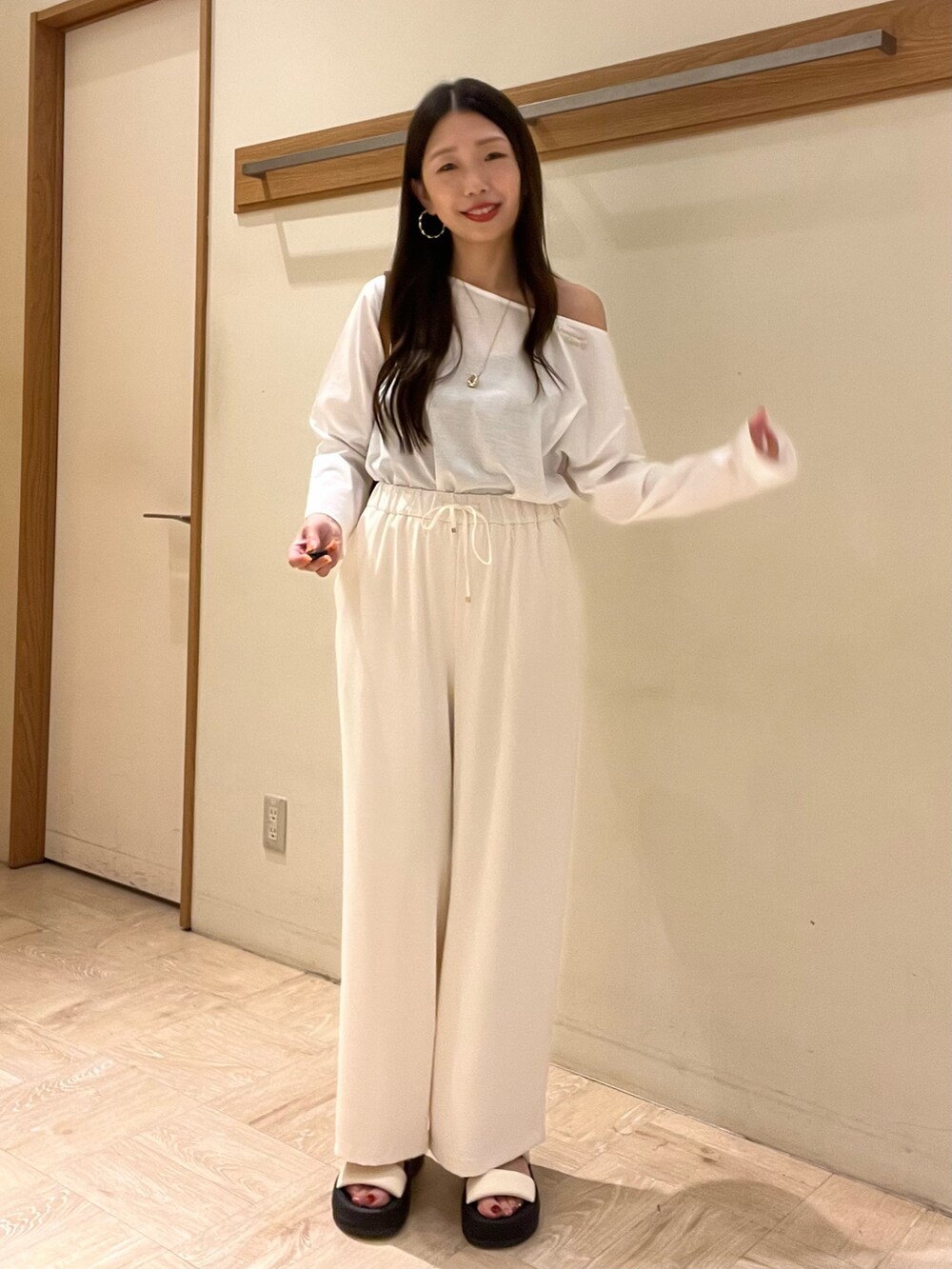 ホワイト系のTシャツ/カットソー、ホワイト系のその他パンツ、ブラウン系のショルダーバッグを着用したレディースの春コーディネートの2枚目の写真