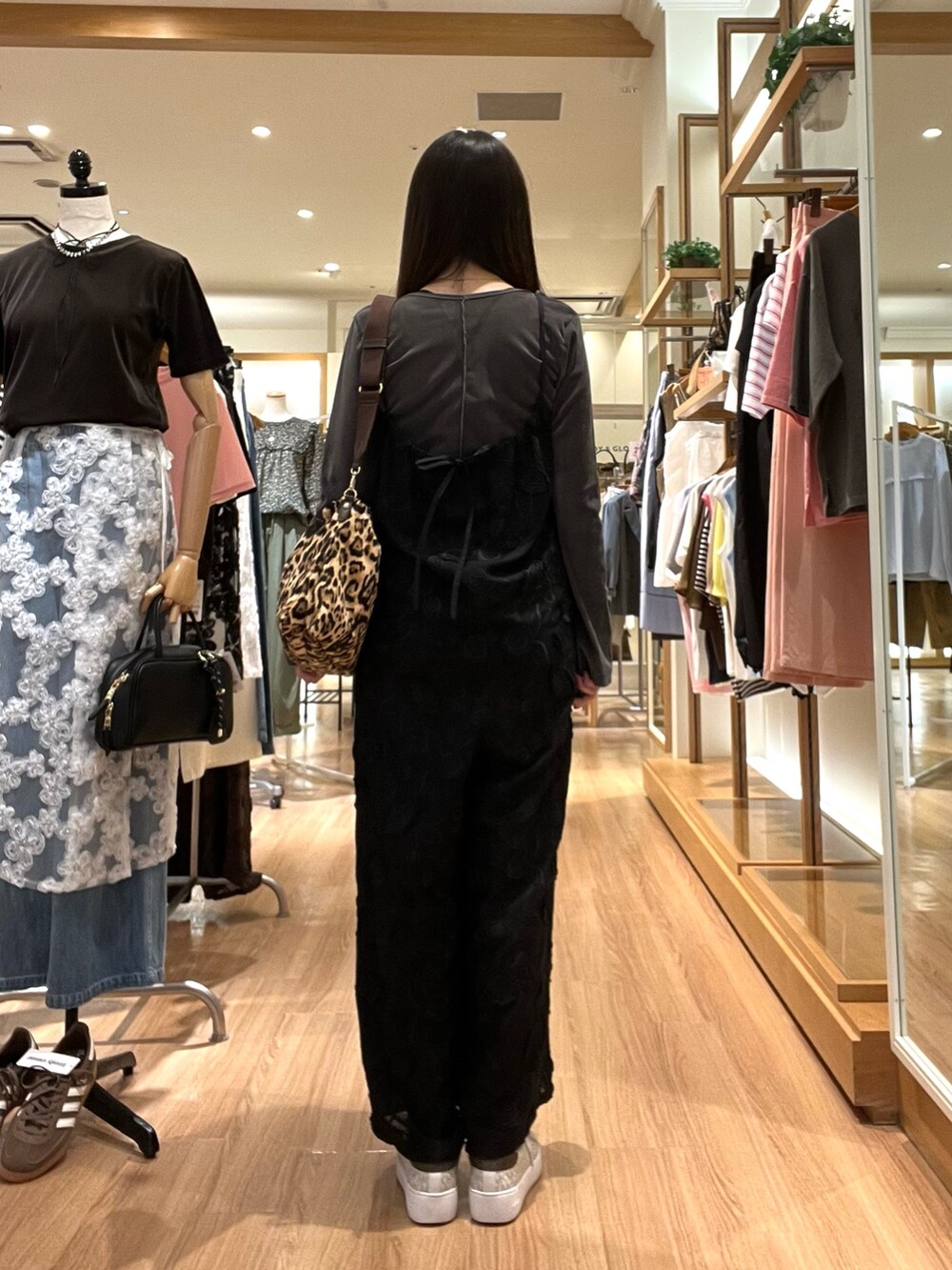 ブラウン系のTシャツ/カットソー、ブラック系のサロペット/オーバーオール、ブラウン系のショルダーバッグを着用したレディースの秋コーディネートの3枚目の写真