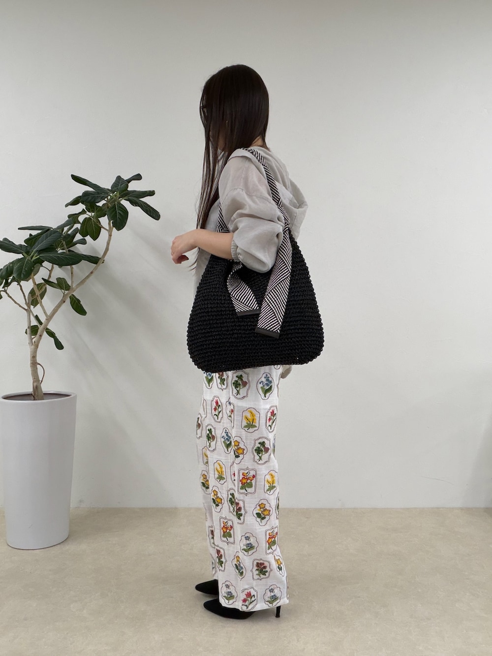 ベージュ系のシャツ/ブラウス、ブラック系のトートバッグ、ホワイト系のその他パンツを着用したレディースの春コーディネートの2枚目の写真