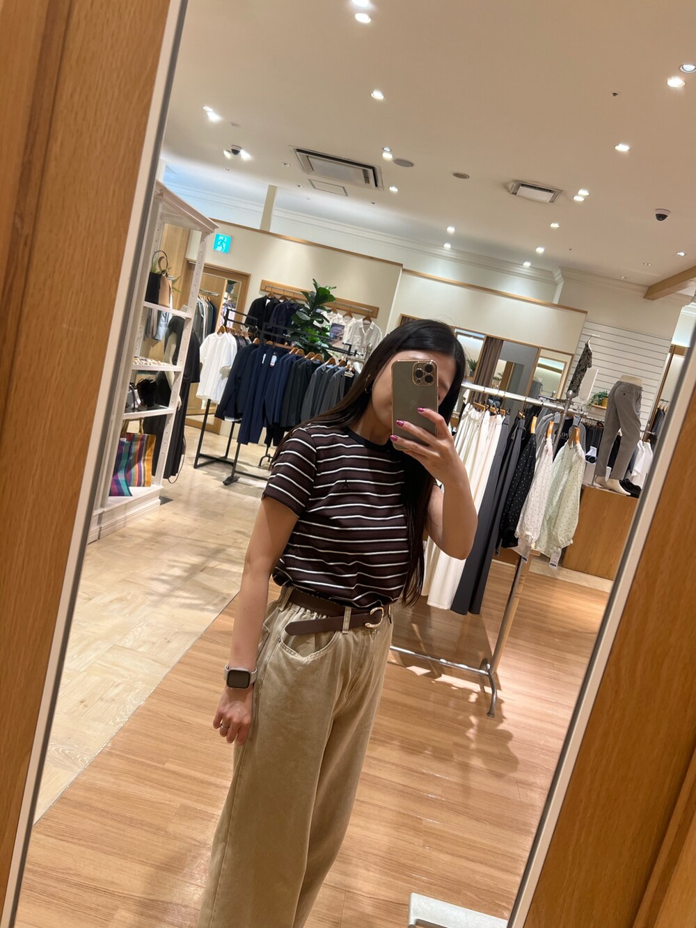 ベージュ系のTシャツ/カットソー、ベージュ系のデニムパンツ、ブラウン系のベルトを着用したレディースの夏コーディネートの7枚目の写真