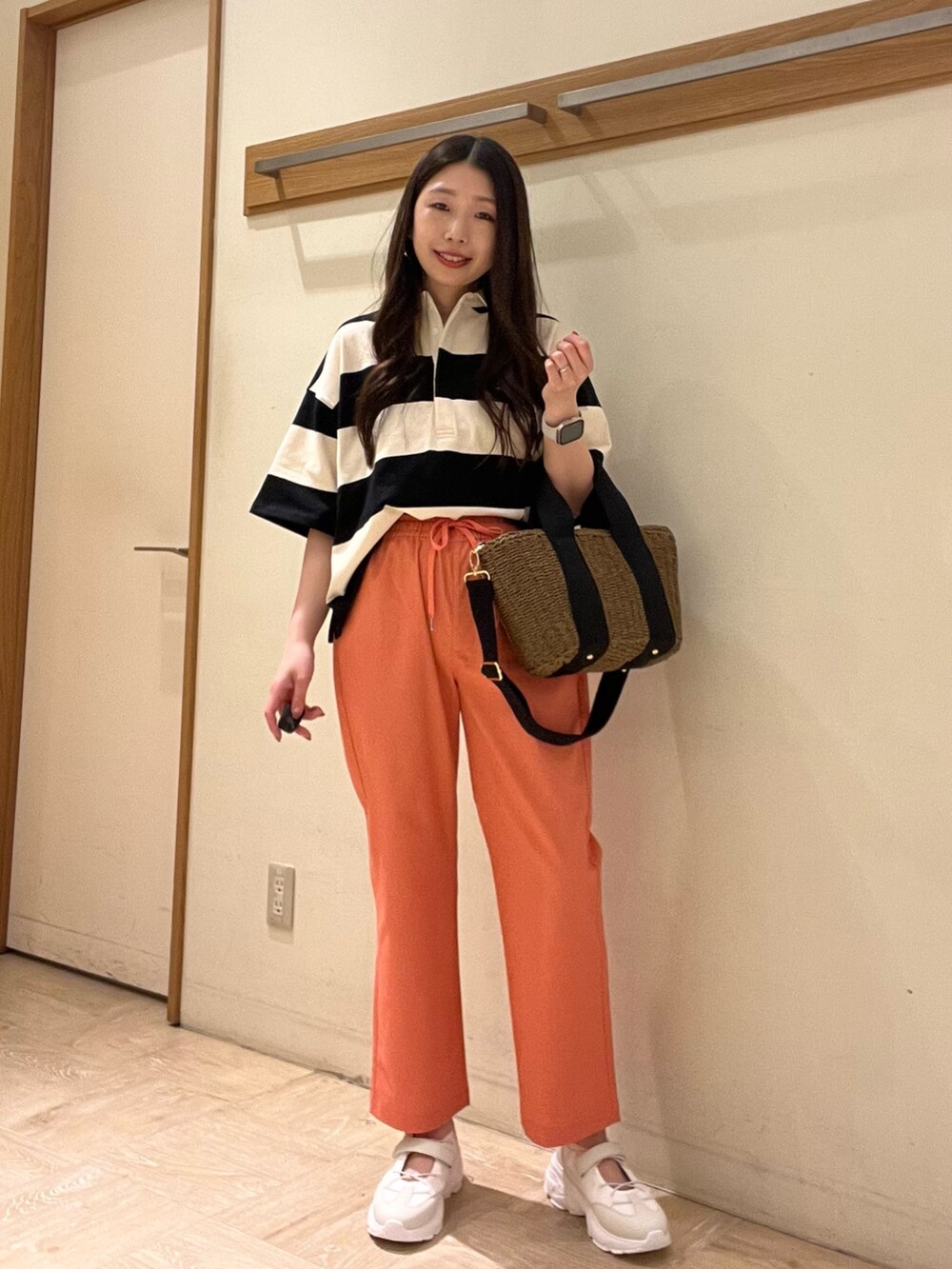 グレー系のTシャツ/カットソー、ピンク系のその他パンツ、ホワイト系のスニーカーを着用したレディースの夏コーディネートの4枚目の写真