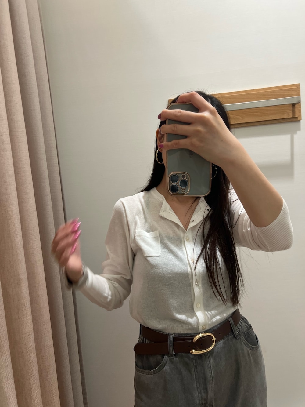 ホワイト系のカーディガン/ボレロ、ベージュ系のデニムパンツ、ブラウン系のベルトを着用したレディースの夏コーディネートの4枚目の写真