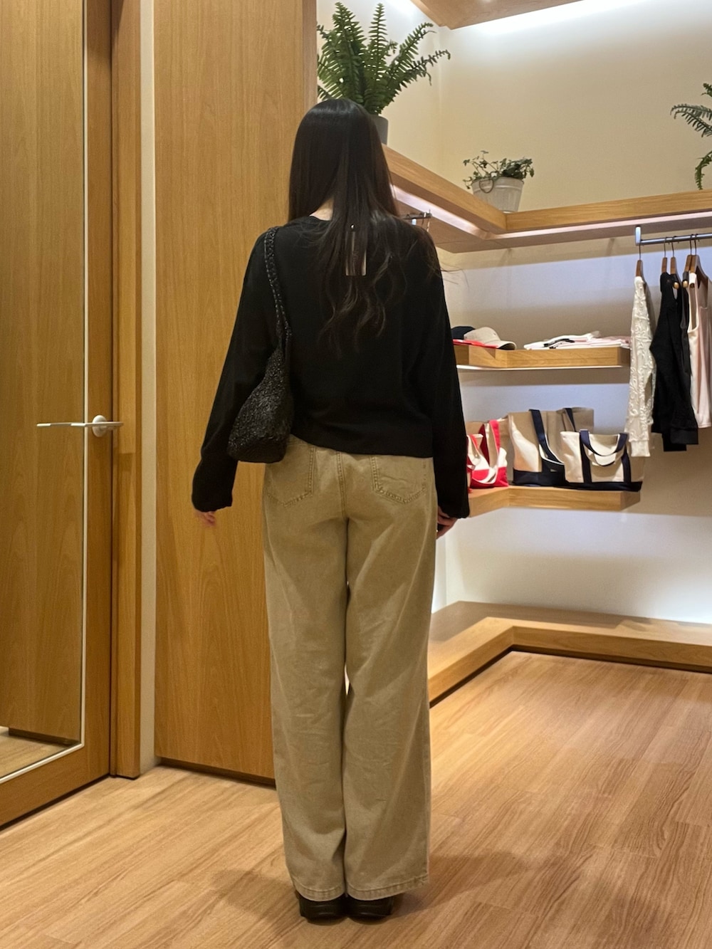 ブラック系のTシャツ/カットソー、ベージュ系のデニムパンツ、ブラック系のサングラスを着用したレディースの夏コーディネートの5枚目の写真