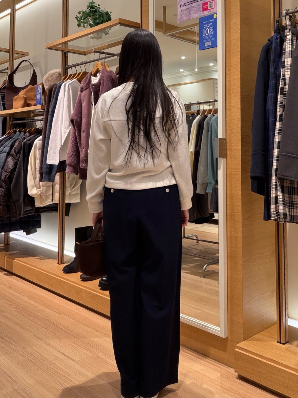 ホワイト系のTシャツ/カットソー、グレー系のその他パンツを着用したレディースの冬コーディネートの3枚目の写真