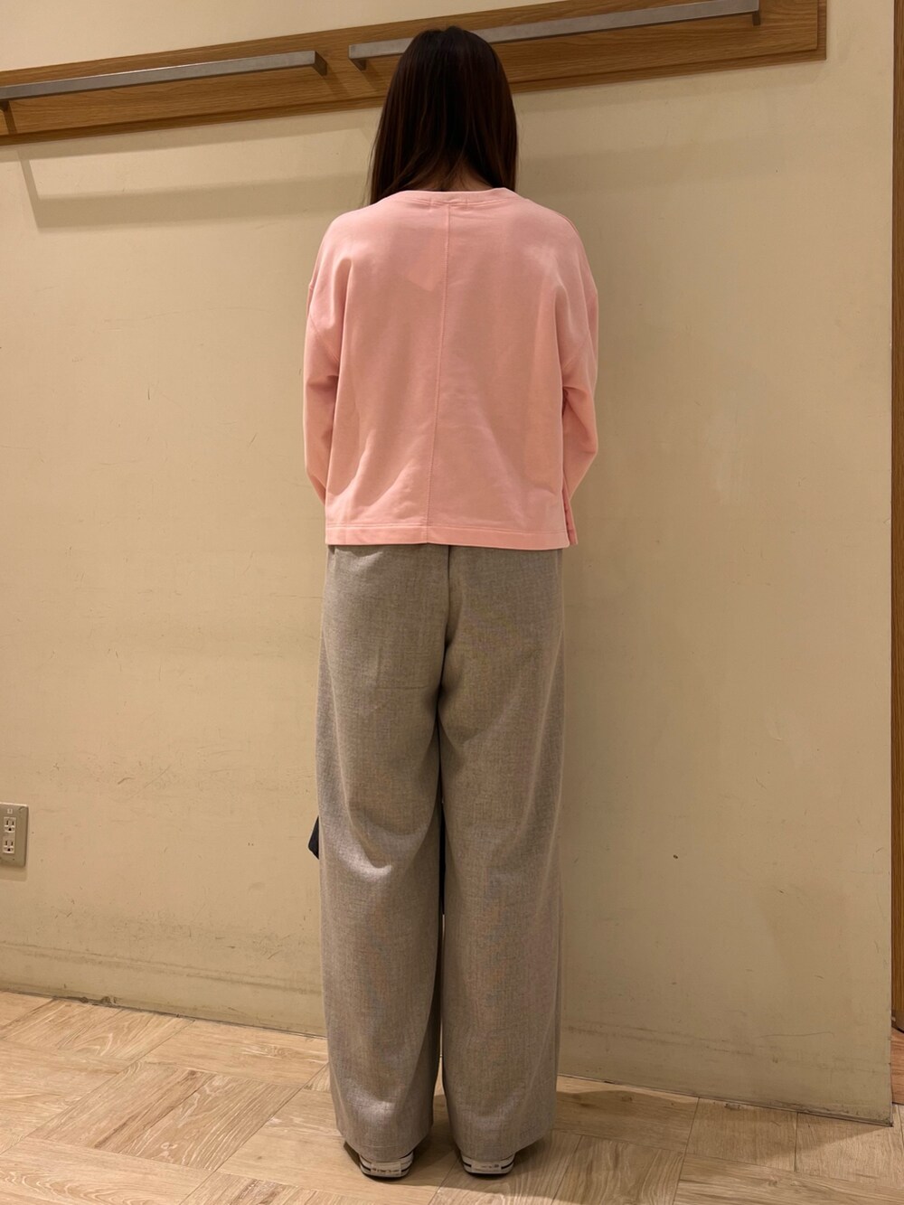 ベージュ系のその他パンツ、ピンク系のスウェット、ブラック系のショルダーバッグを着用したレディースの冬コーディネートの4枚目の写真