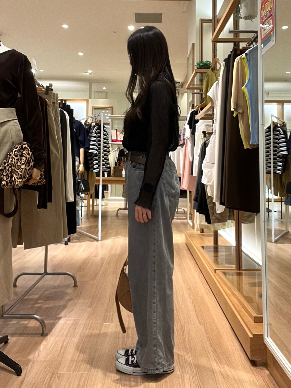 ブラック系のシャツ/ブラウス、ベージュ系のデニムパンツ、イエロー系のショルダーバッグを着用したレディースの秋コーディネートの8枚目の写真