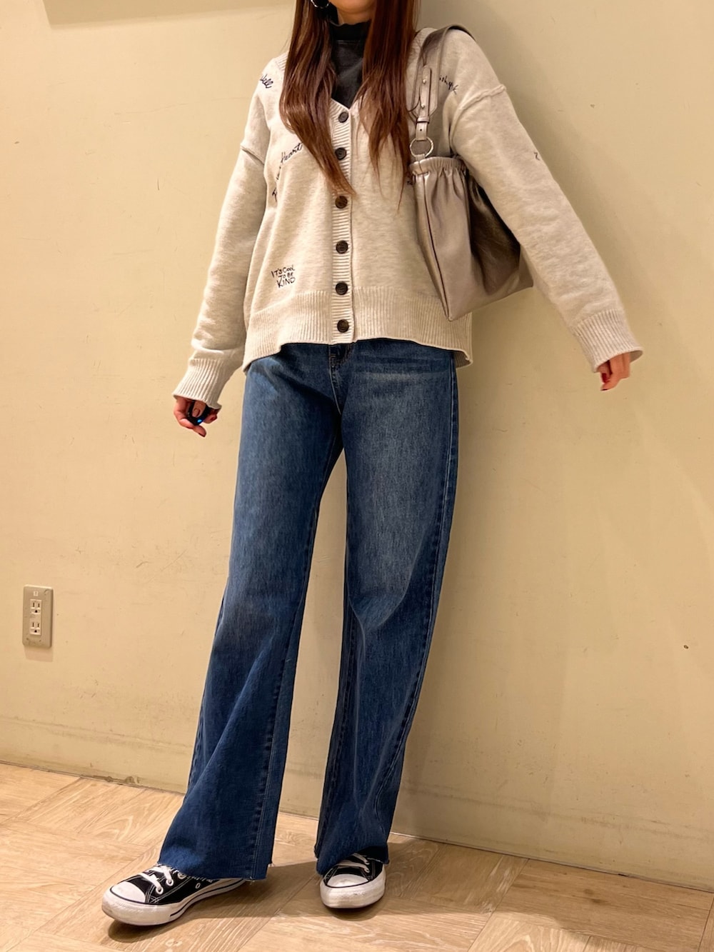 ホワイト系のカーディガン/ボレロ、ブルー系のデニムパンツ、その他のショルダーバッグを着用したレディースの冬コーディネートの3枚目の写真